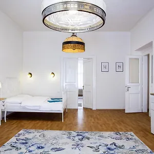 stunning-prague-castle-view-apartment-your-perfect-home.praguehotelsweb.com/